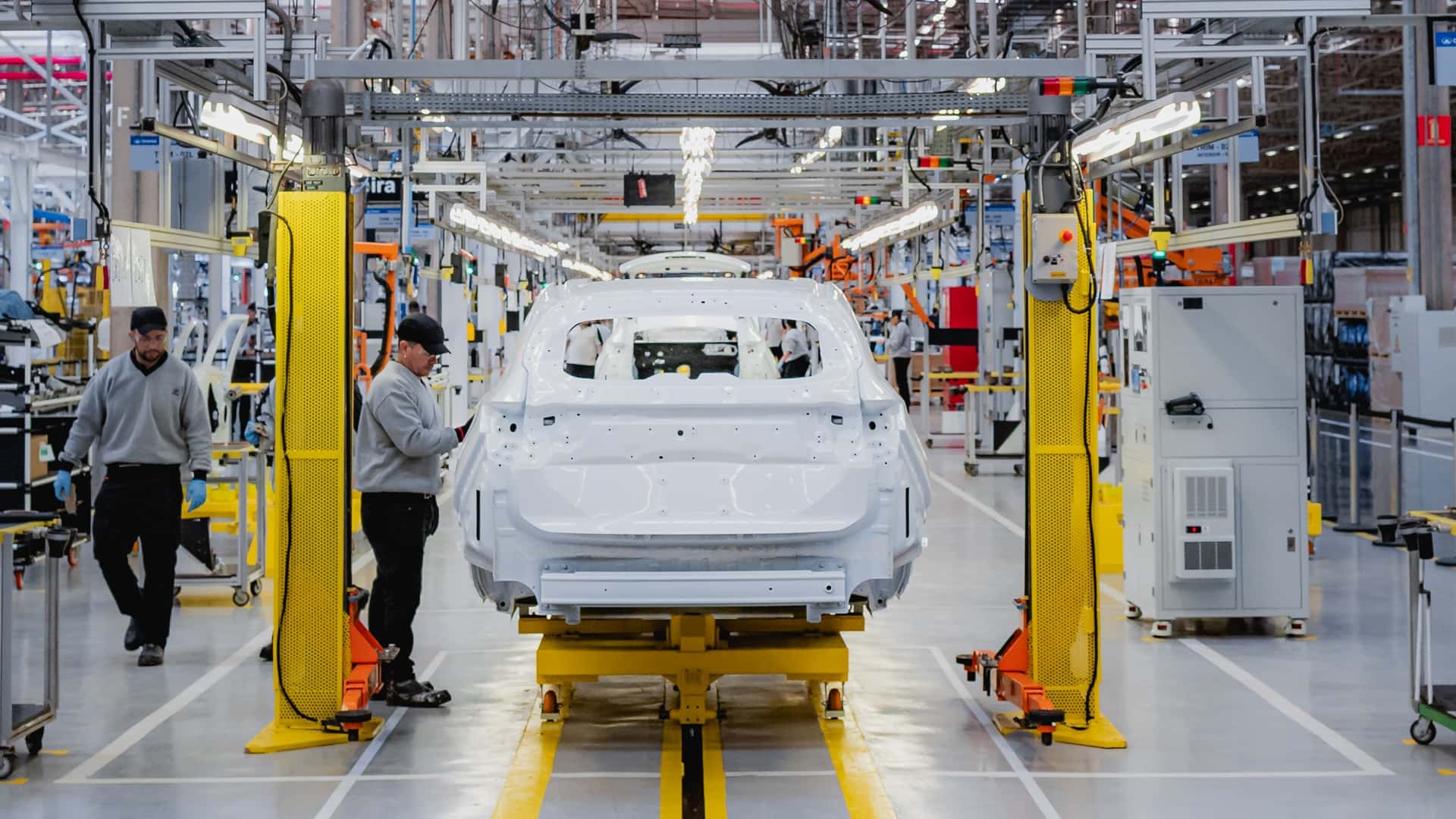 A Nova Velocidade da Indústria: China produz carros em menos de 2 anos enquanto rivais estagnam