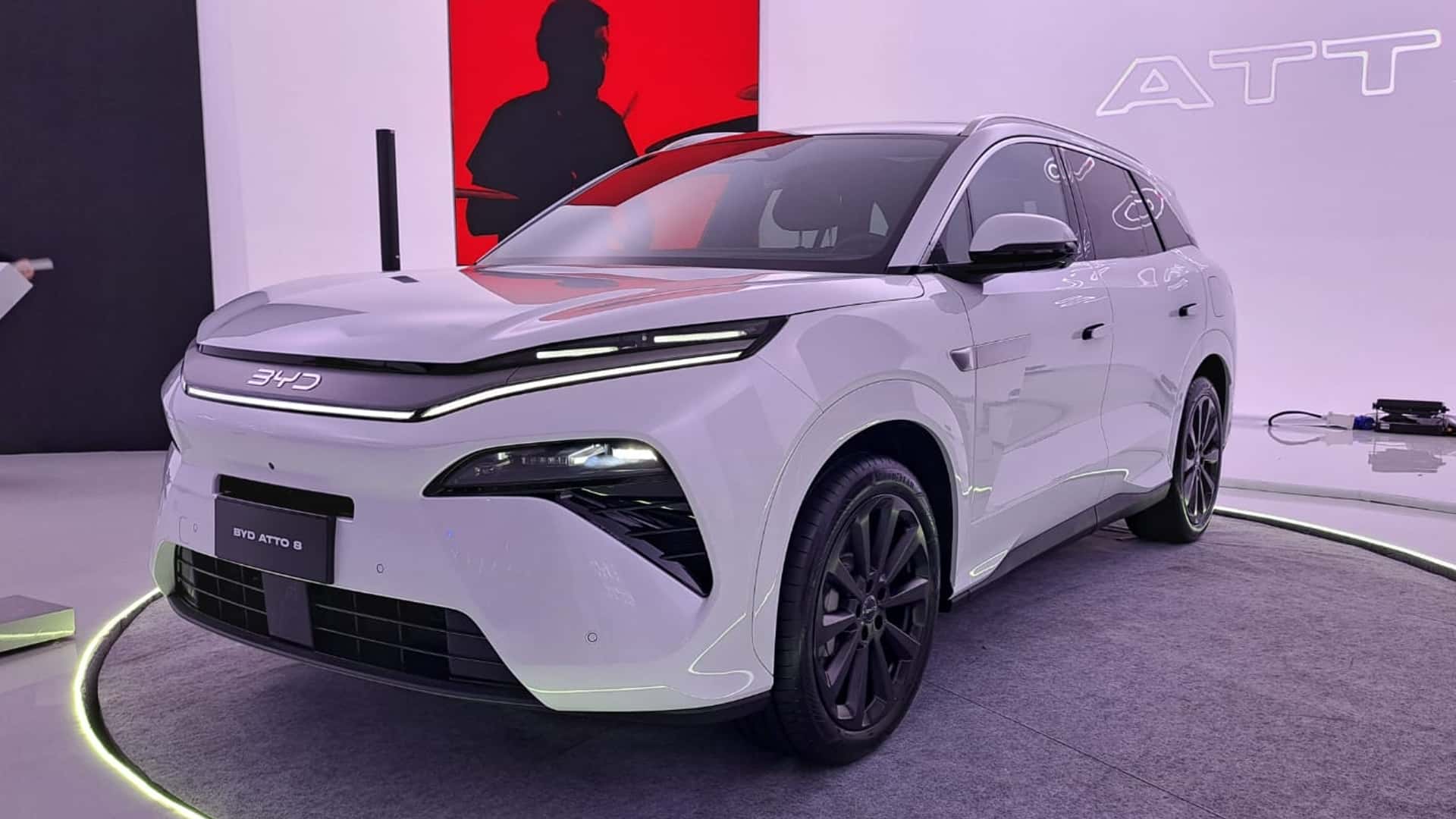 BYD Atto 8 desembarca no Brasil: O SUV de 488 cv que mira o topo do segmento Premium