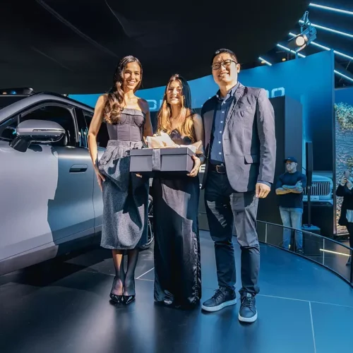 OMODA celebra 5 mil carros vendidos no Brasil com entrega especial no Salão do Automóvel — e promete revolucionar o mercado