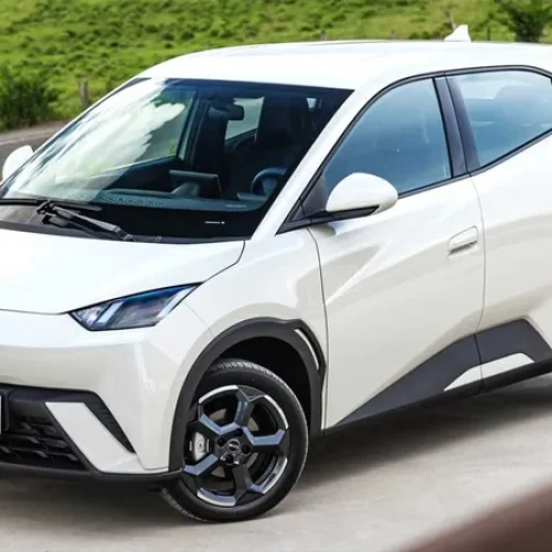 BYD dispara para o 4º lugar no Brasil e faz história com 50 mil Dolphin Mini emplacados em tempo recorde