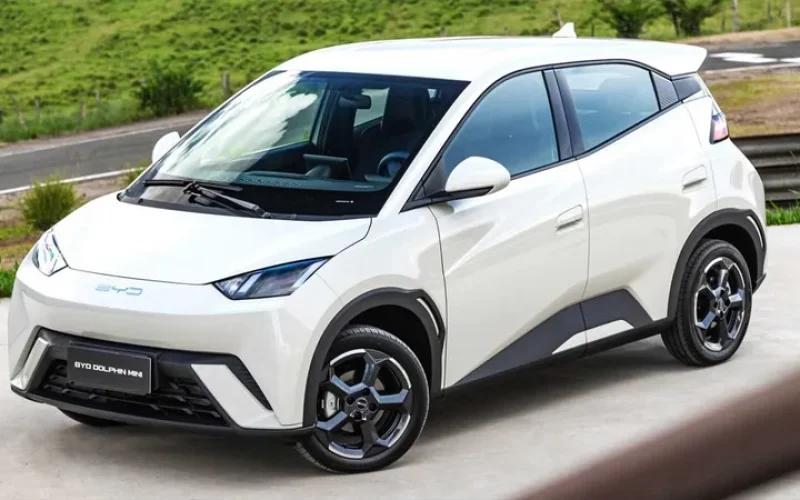 BYD dispara para o 4º lugar no Brasil e faz história com 50 mil Dolphin Mini emplacados em tempo recorde