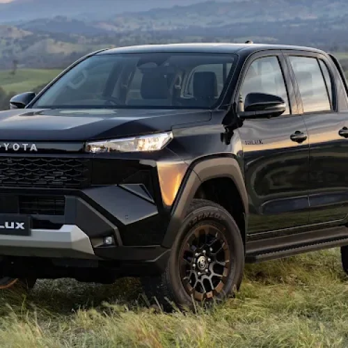 Toyota mantém liderança global em 2025 sem apostar tudo em elétricos — e isso incomoda rivais