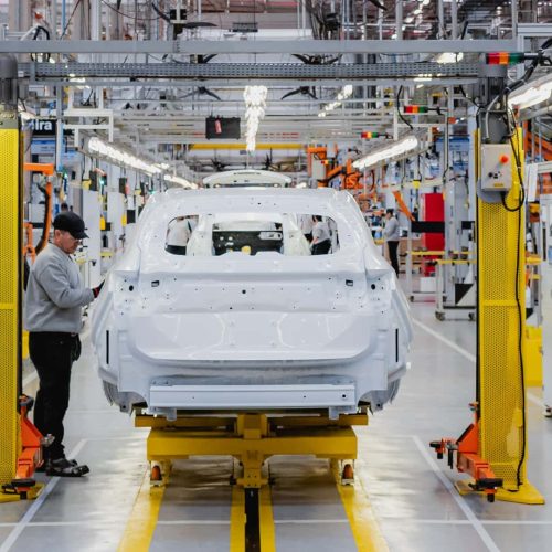 A Nova Velocidade da Indústria: China produz carros em menos de 2 anos enquanto rivais estagnam