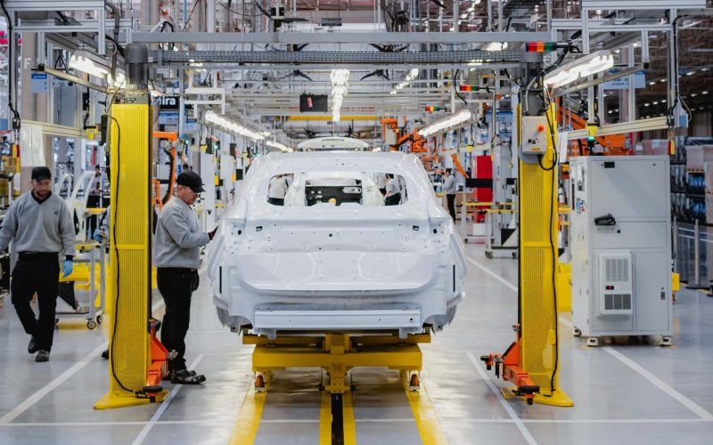 A Nova Velocidade da Indústria: China produz carros em menos de 2 anos enquanto rivais estagnam