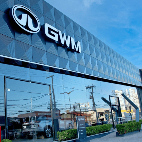 GWM acelera no Brasil: fábrica nacional derruba importações e clientes ganham viagem a Pequim
