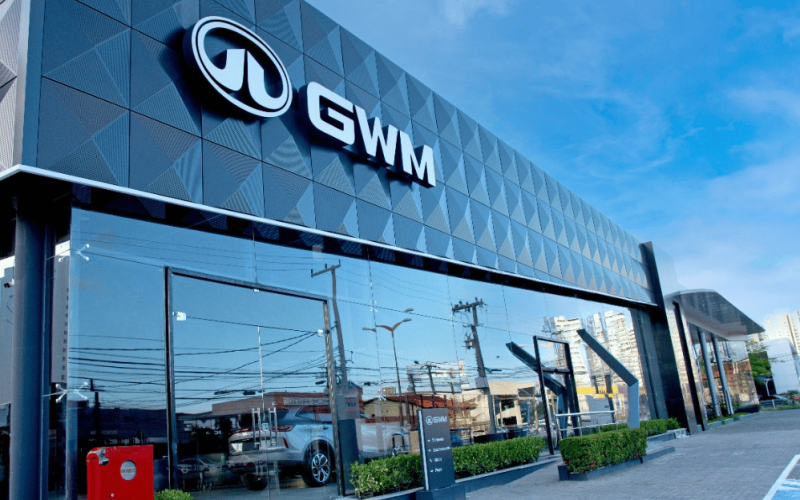 GWM acelera no Brasil: fábrica nacional derruba importações e clientes ganham viagem a Pequim
