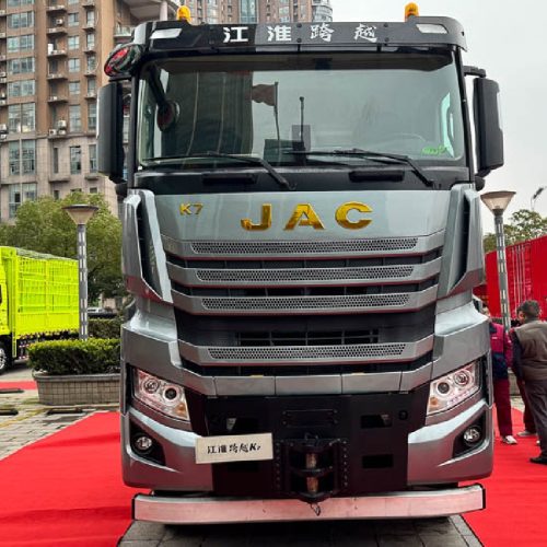 JAC Caminhões Chega ao Brasil em 2026 para Agitar o Mercado com Linha Completa de Utilitários Leves e Pesados