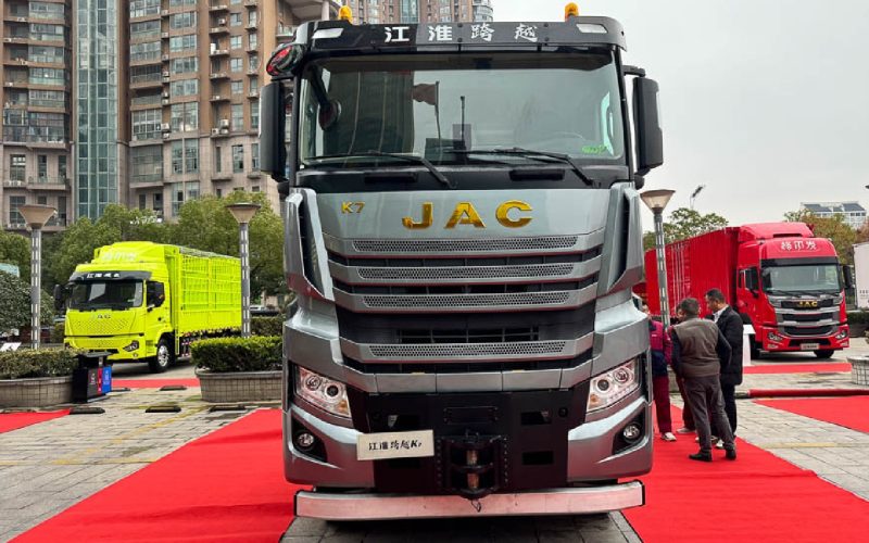 JAC Caminhões Chega ao Brasil em 2026 para Agitar o Mercado com Linha Completa de Utilitários Leves e Pesados
