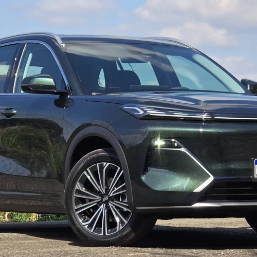 Geely chega de forma agressiva, posicionando o EX5 para competir com o BYD Song Plus e o GWM Haval H6